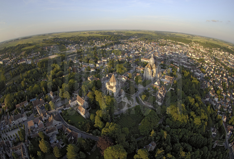 Provins (Patrimoine Mondial de l'Unesco) : vue générale de la cité médiévale. Place du Chatel, centre de la cité médiévale (extrême gauche), la Tour de César (à gauche), la Collégiale Saint-Quiriace (à droite) et la ville moderne en arrière plan.