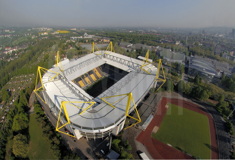 Dortmund : Avec une capacité qui a été portée à 67000 places couvertes, le Westfalenstadion est devenu le deuxième plus grand stade d’Allemagne et le siège de l’équipe du Borussia Dortmund en Bundesliga.