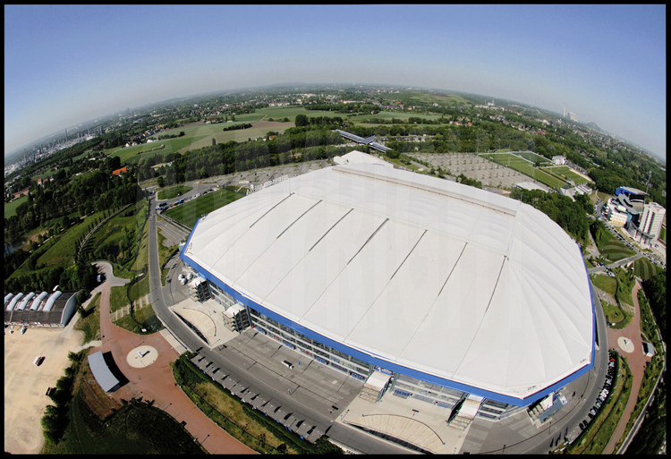 Gelsenkirschen : Avec une capacité de 51000 places qui peuvent être totalement couvertes, le nouveau Gelsenkirschenstadion, siège l’équipe Shalke 04, est l’un des stades les plus modernes du monde et servira sans doute de modèle à de nombreuses nouvelles enceintes dans le futur.