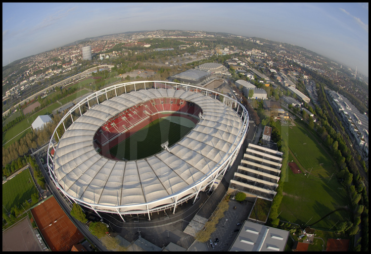 Stuttgart : Équipé d’un tout nouveau toit-membrane en fil d’acier qui recouvrira complètement les 54000 places assises, le Gottlieb Daimler stadion est l’un des stades les plus modernes d’Europe.