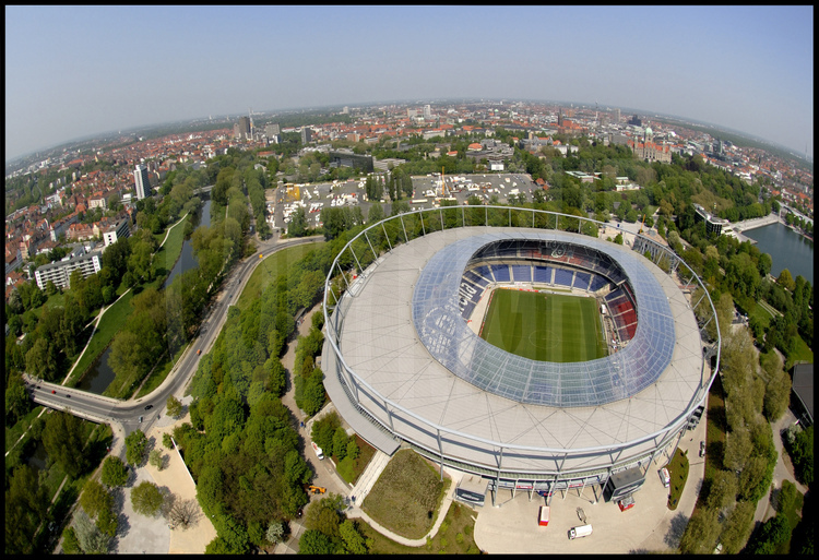 Hanovre : Il a fallu déplacer l’ancienne enceinte pour bâtir le tout nouveau Hannoverstadion, d’une capacité de 45000 places assises. D’un coût total de 63 millions d’euros,  il est situé à seulement 2,5 km du centre ville.