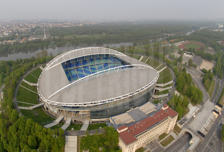 Leipzig : En 1956, le Zentralstadion était le plus grand stade d’Allemagne avec 100000 places assises. Comme cette structure était trop vaste pour un stade moderne, on a construit une nouvelle arène, ultra-moderne, à l’intérieur de celle-ci. Le nouveau stade a une capacité de 45000 places assises.