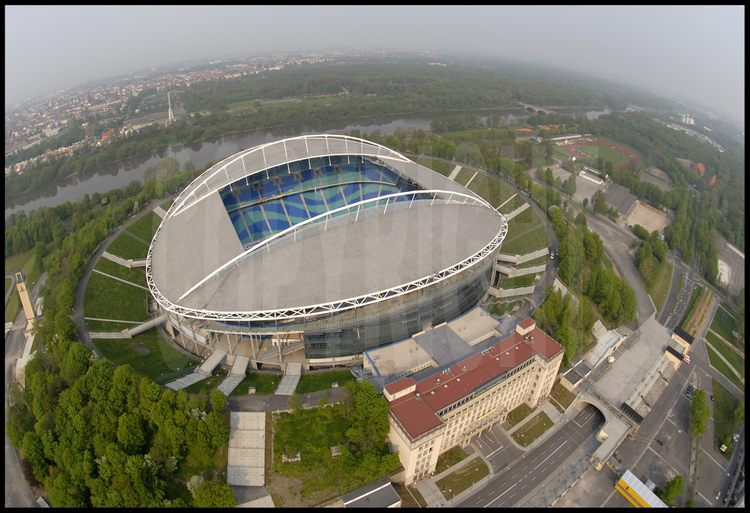 Leipzig : En 1956, le Zentralstadion était le plus grand stade d’Allemagne avec 100000 places assises. Comme cette structure était trop vaste pour un stade moderne, on a construit une nouvelle arène, ultra-moderne, à l’intérieur de celle-ci. Le nouveau stade a une capacité de 45000 places assises.