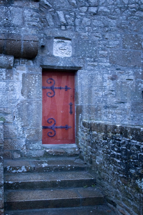 Sur le chemin de ronde de l'enceinte fortifiée du Mont Saint Michel, une porte donnant accès à une maison privée.