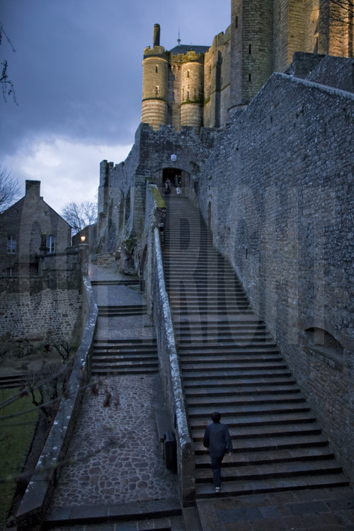En contrebas du chevet de l'église, l'escalier principal qui mène à l'entrée de l'abbaye.