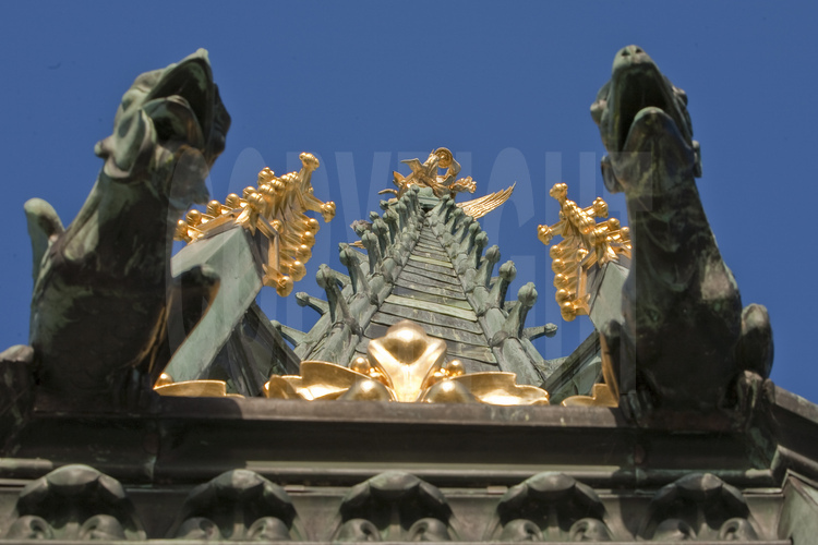 Depuis le clocher, vue en contre plongée sur la flèche de l'église, constituée d'une fine aiguille de charpente revêtue de cuivre. En arrière plan, la flèche du clocher, surmontée de la statue de l'archange Michel (par Fremiet), installée en 1897 et restaurée en 1997.