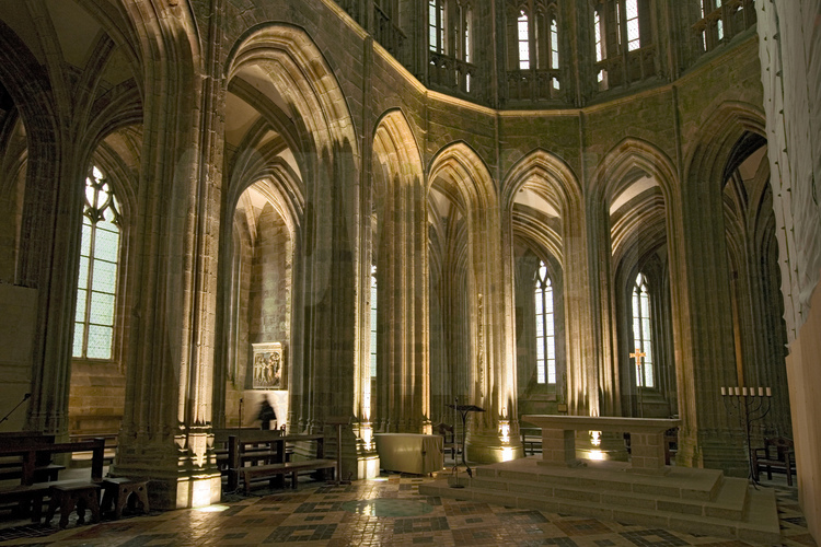 Le déambulatoire du chœur de l'église abbatiale, de style gothique flamboyant, a été achevé au milieu du XVe siècle. Ces puissants piliers peuvent supporter les hautes voutes du 