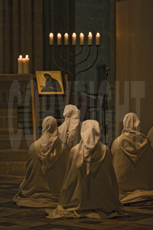 Église abbatiale. Communion des moniales membres de la Fraternité Monastique de Jérusalem à l'occasion de la messe du dimanche matin.