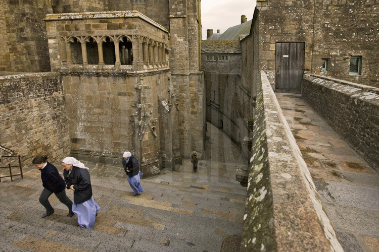 Les moniales de la Fraternité Monastique de Jérusalem gravissent les escaliers menant du monastère à l'église abbatiale à l'occasion de la messe du dimanche matin.