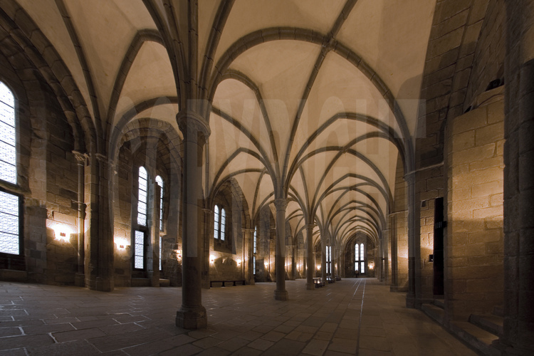 Située au second niveau de la Merveille, la salles des Hôtes est l'une des plus élégantes créations de l'architecture civile du Moyen Age. C'est ici qu'on recevait avec fastes les rois de France et les visiteurs de marques.