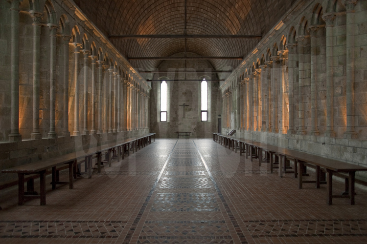 Situé au premier niveau de la Merveille, le réfectoire des moines. Les étroites fenêtres, invisibles depuis l'entrée, font entrer la lumière sans affaiblir les murs.