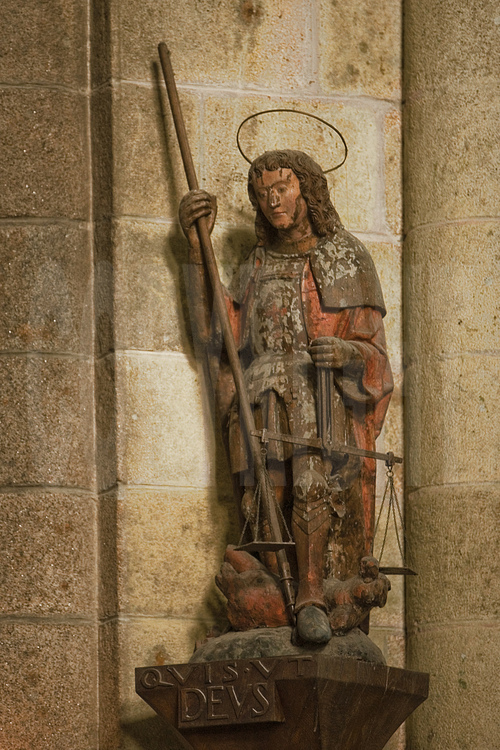 L'archange Gabriel (à vérifier), situé sur un pilier du chœur de l'église abbatiale.