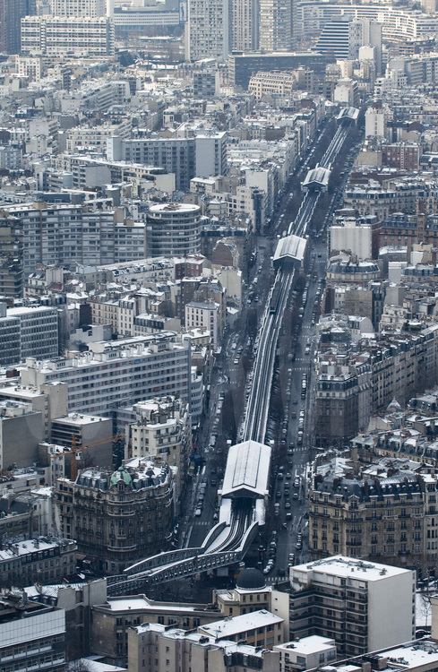 Paris, XVème arrondissement. Le métro aérien (ligne 6, Nation - Etoile) sous la neige.