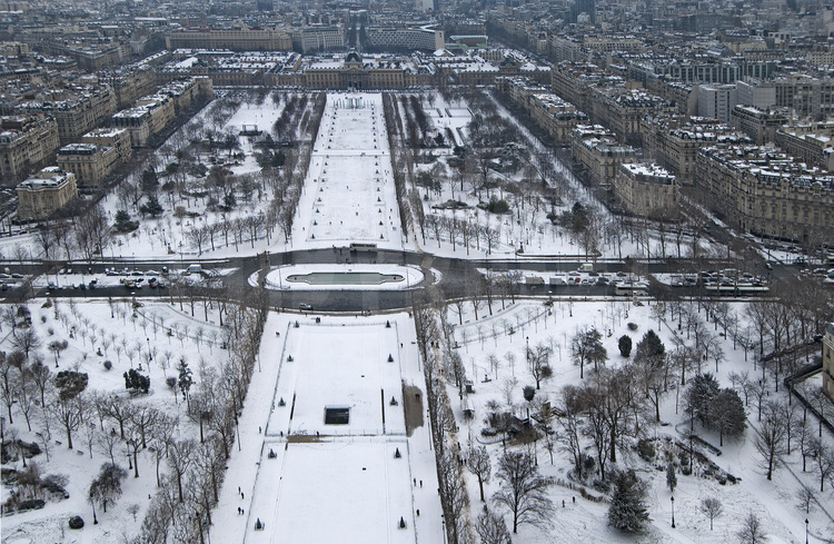 Paris, VIIème arrondissement. Le Champ de Mars sous la neige. En arrière plan, l'Ecole Militaire.