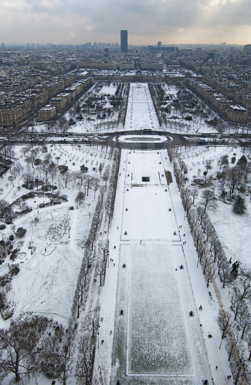 Paris, VIIème arrondissement. Le Champ de Mars sous la neige. En arrière plan, l'Ecole Militaire et la tour Montparnasse.