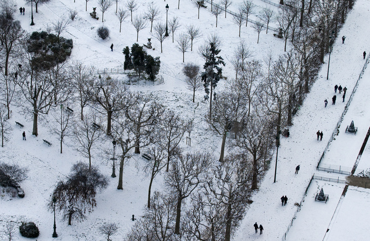 Paris, VIIème arrondissement. Promeneurs sous la neige au Champ de Mars.