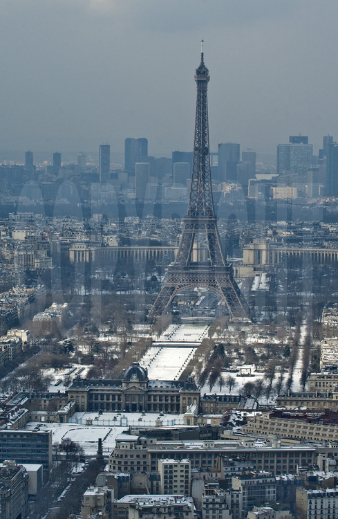 Paris, VIIème arrondissement. L'Ecole Militaire, le Champ de Mars, la Tour Eiffel, le Trocadéro et les tours de la Défense sous la neige