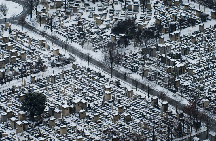 Paris, le cimetière de Montparnasse sous la neige.