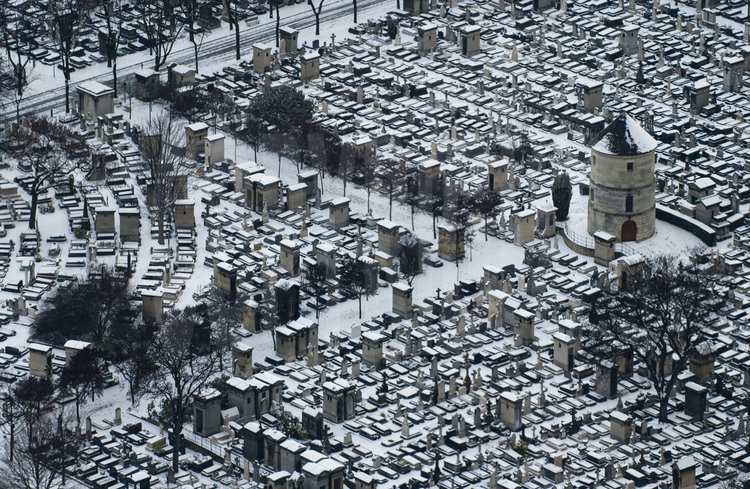 Paris, le cimetière de Montparnasse sous la neige