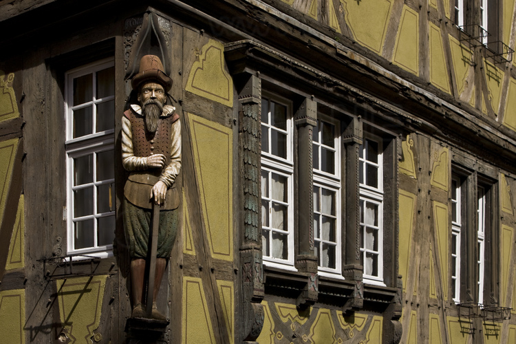 Centre historique. Maison Adolphe. Sculpture d'angle au premier étage. Construite en  1350, cette maison est la plus ancienne de Colmar. Elle doit son au propriétaire qui en fit dégager les fenêtres gothiques, dans la seconde moitié du XIXème siècle. Altitude 5 m.