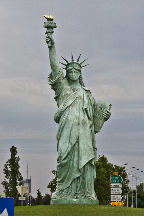 Reproduction de la statue de la Liberté à la sortie de la ville, en direction de Strasbourg. Son créateur, Auguste Bartholdi (1834 - 1904) est le plus célèbre artiste alsacien du XIXème siècle. Le rayonnement de cette œuvre magistrale devenue un symbole universel a paradoxalement éclipsé la notoriété de son auteur.