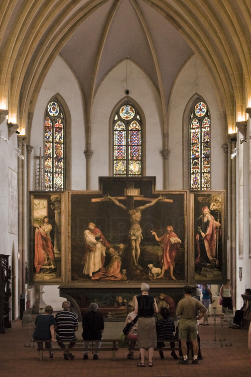 Centre ville. Musée d'Interlinden. Le couvent des dominicaines d'Unterlinden, érigé entre 1269 et 1289, a été transformé en musée au milieu du XIXème siècle. Il abrite notamment le très célèbre retable d'Issenheim de Matthias Grünevald, un des chefs-d'œuvre de l'art occidental (XVIème siècle).