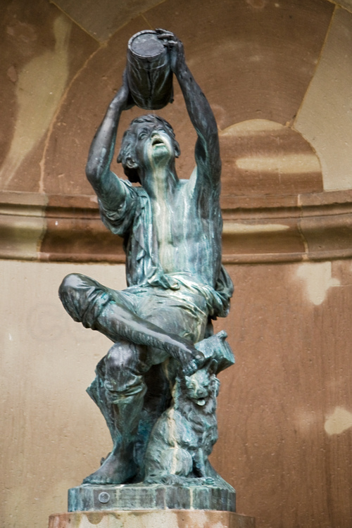 Colmar, quartier des tanneurs. Sur la façade en angle du marché couvert de la ville, la statue du Vigneron, œuvre de Bartholdi réalisée en 1869.