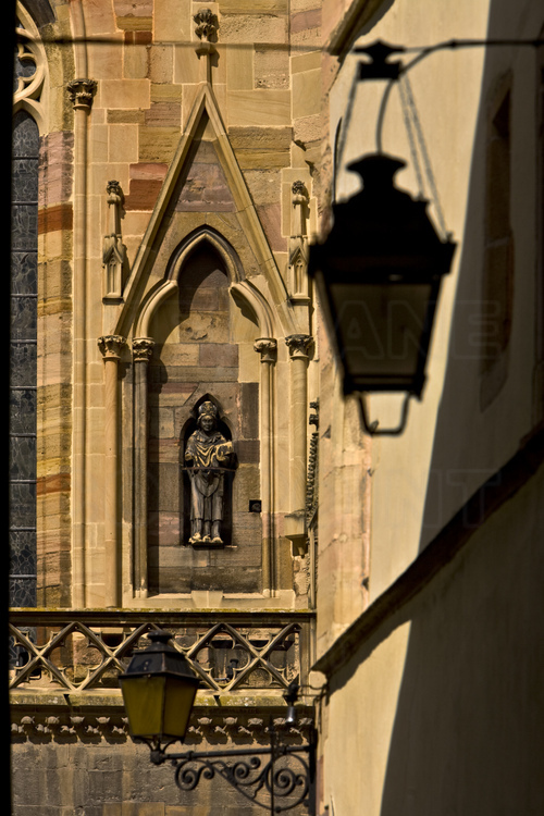 Centre historique. Centre historique. Collégiale Saint Martin. Construite de 1235 à 1365, la collégiale est une œuvre majeure de l'architecture gothique en Alsace. Détail sculpté de la façade sud. Altitude 15 m.