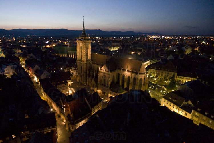 Centre historique. Vue nocturne de la Collégiale Saint Martin depuis le sud. Construite de 1235 à 1365, la collégiale est une œuvre majeure de l'architecture gothique en Alsace. Altitude 60 m.