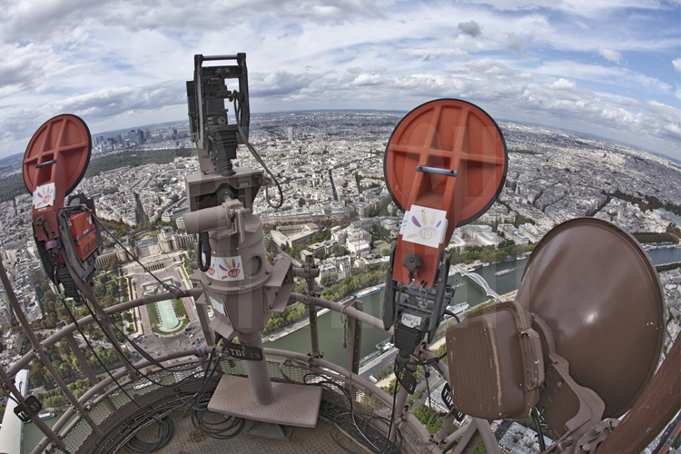 Disposés tout autour du 4° étage de la Tour Eiffel, les émetteurs de TDF diffusent les programmes TV et radio pour 11 millions de franciliens. En arrière plan, la Seine, le Trocadéro et le 16ème arrondissement de Paris.