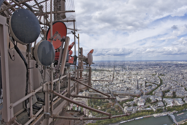 Disposés tout autour du 4° étage de la Tour Eiffel, les émetteurs de TDF diffusent les programmes Tv et radio pour 11 millions de franciliens. En arrière plan, la Seine et le 16ème arrondissement de Paris.