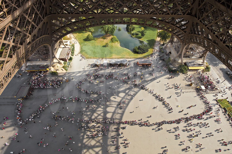 Depuis le 1° étage de la Tour Eiffel, vue plongeante sur les files d'attente pour accéder aux ascenseurs du monument payant le plus visité au monde.