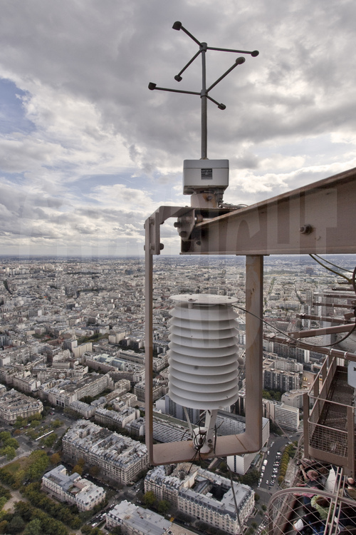 Au 4° étage de la Tour Eiffel on trouve également les installations de Airparif, qui permettent de mesurer la qualité de l'air parisien à 300 mètres d'altitude. En arrière plan, le 15ème arrondissement de Paris