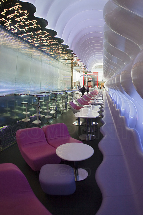 Vue intérieure du Dubaï Mall, plus grand centre commercial du monde. Ici, l'un des restaurants branchés du lieu, le Switch, crée par le chef Karim Rashid.