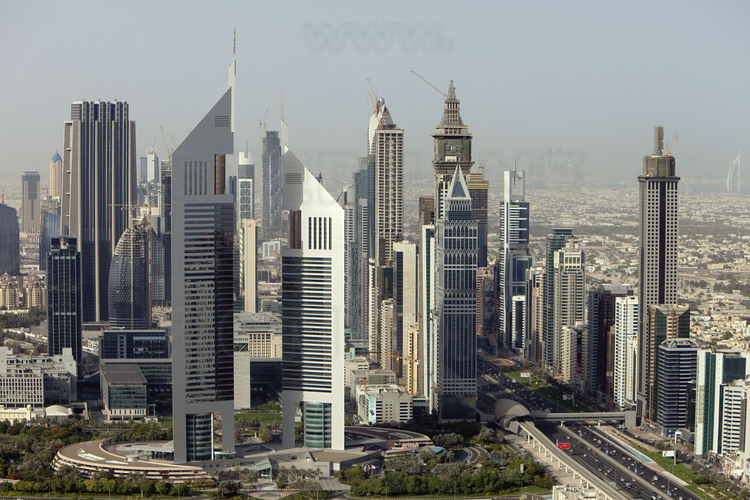 Bordant la Sheikh Zayed road qui traverse l'Émirat du nord au sud, les tours du quartier financier de Dubai.