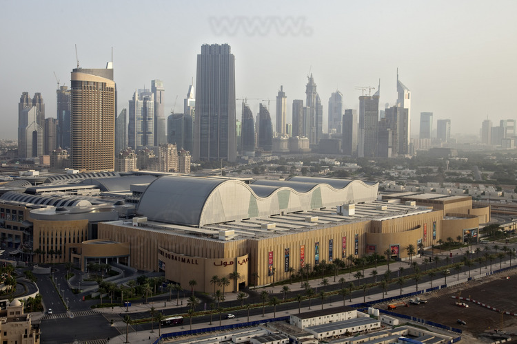 View of Dubai Mall, largest commercial center in the world. In the background, the Sheikh Zayed Road, which crosses the emirate from north to south, and the towers of the financial district of Dubai.