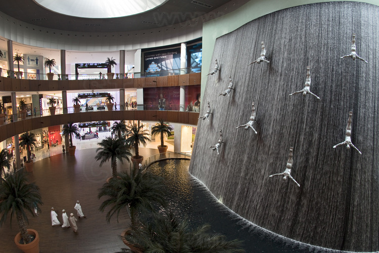 Une des places intérieures du Dubaï Mall, plus grand centre commercial du monde. Ici, la place de la Cascade (Dubai Mall Waterfall).