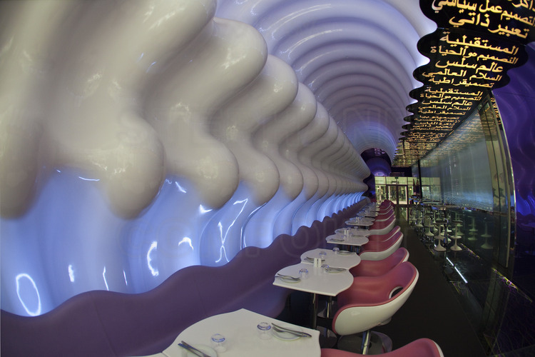 A l'intérieur du Dubaï Mall (plus grand centre commercial du monde), un des restaurants branchés du lieu, le Switch, crée par le chef local Karim Rashid.