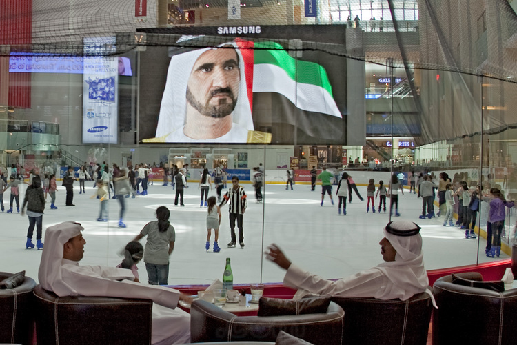 A l'intérieur du Dubaï Mall (plus grand centre commercial du monde), l'unique patinoire de l'émirat. En arrière plan, le portrait du Sheikh Ahmed Al Maktoum, tout puissant dirigeant de Dubaï.