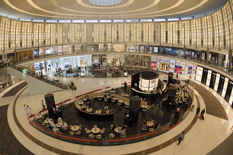 Une des places intérieures du Dubaï Mall, plus grand centre commercial du monde. Ici le secteur des boutiques françaises de luxe (Cartier, Vuitton, Chanel, etc.).