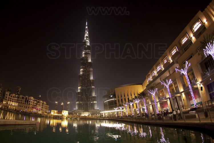 Vue nocturne de la Tour Burj Khalifa (plus haute du monde avec 828 mètres) depuis l'esplanade du Burj Khalifa Lake, un lac artificiel de 12 hectares.
