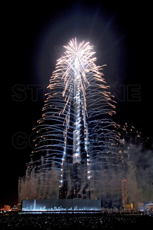 Vue nocturne sur la Tour Burj Khalifa (plus haute du monde avec 828 mètres) lors de son inauguration le 4 janvier 2010 depuis l'esplanade du Burj Khalifa Lake, un lac artificiel de 12 hectares.