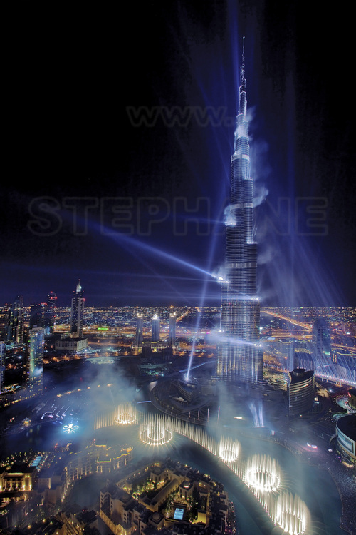 Vue nocturne sur la Tour Burj Khalifa (plus haute du monde avec 828 mètres) lors de son inauguration le 4 janvier 2010 et le nouveau quartier 