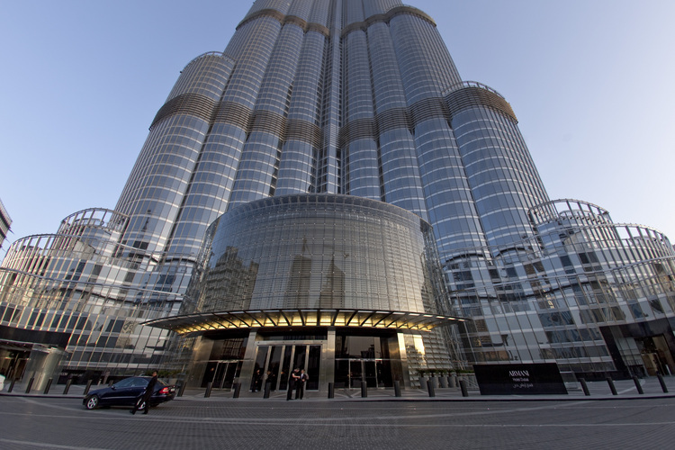 Au nord est de la Burj Khalifa (plus haute du monde avec 828 mètres), l'entrée de l'hôtel Armani, établissement 7 étoiles (le seul de cette catégorie avec le fameux Burj El Arab, lui aussi situé à Dubaï) situé aux premiers étages de la tour.