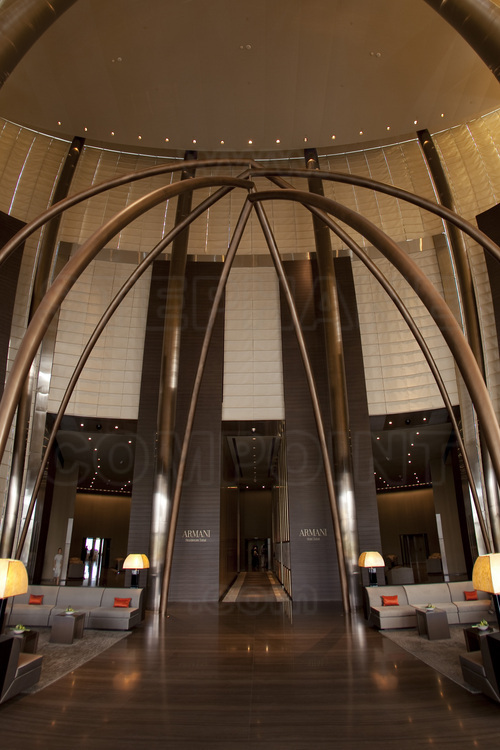 A l'intérieur de la Burj Khalifa (plus haute du monde avec 828 mètres), le hall d'entrée (lobby) de l'hôtel Armani, établissement 7 étoiles (le seul de cette catégorie avec le fameux Burj El Arab, lui aussi situé à Dubaï) situé aux premiers étages de la tour.