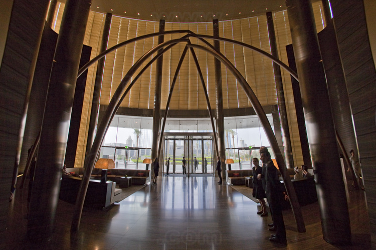 A l'intérieur de la Burj Khalifa (plus haute du monde avec 828 mètres), le hall d'entrée (lobby) de l'hôtel Armani, établissement 7 étoiles (le seul de cette catégorie avec le fameux Burj El Arab, lui aussi situé à Dubaï) situé aux premiers étages de la tour.
