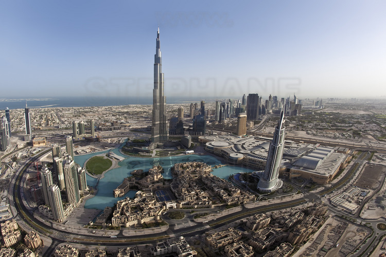 Vue aérienne au dessus de Burj Khalifa, plus haute tour du monde avec 828 mètres, et du nouveau quartier 
