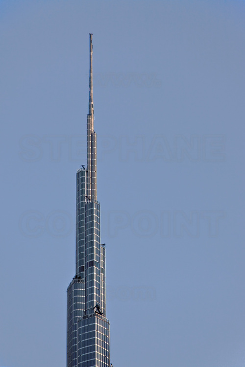 Vue sur les étages supérieurs de Burj Khalifa, plus haute tour du monde avec 828 mètres.