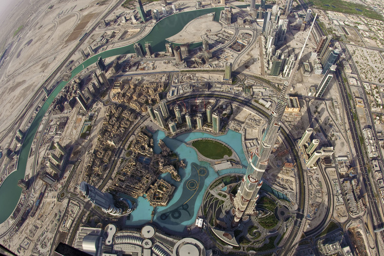 Vue aérienne au dessus de Burj Khalifa, plus haute tour du monde avec 828 mètres, et sur le nouveau quartier 