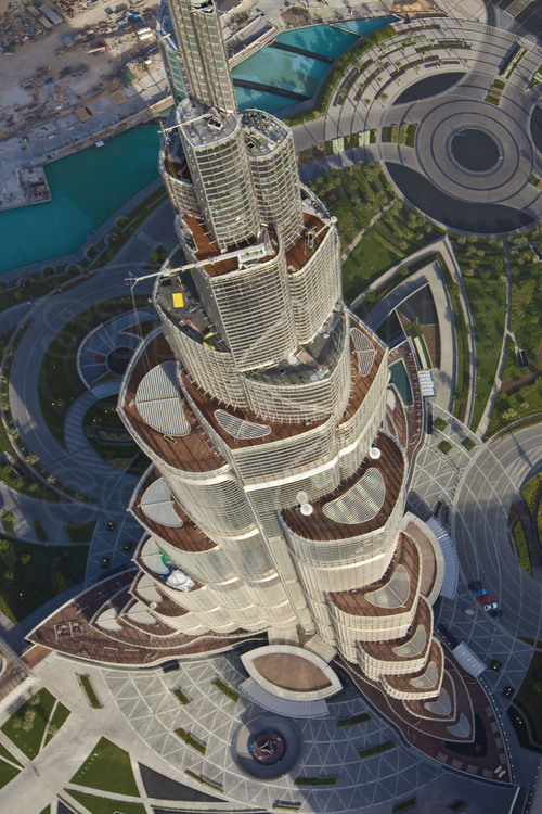 Vue aérienne des étages supérieurs de Burj Khalifa, plus haute tour du monde avec 828 mètres.